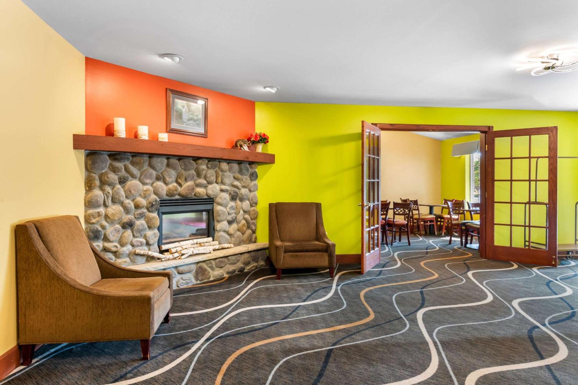 Econo Lodge Inn & Suites Eau Claire Bagian luar foto