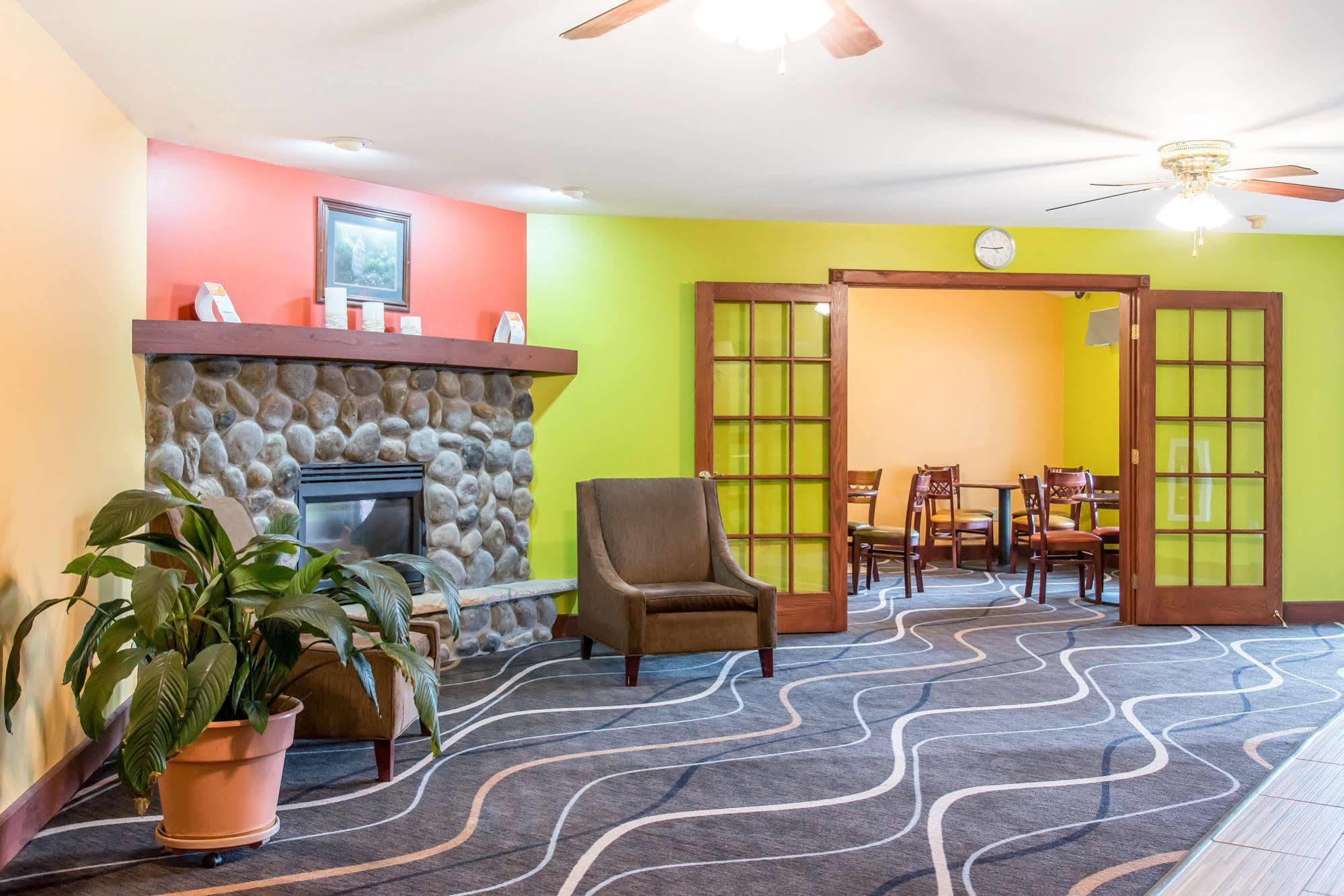 Econo Lodge Inn & Suites Eau Claire Bagian luar foto