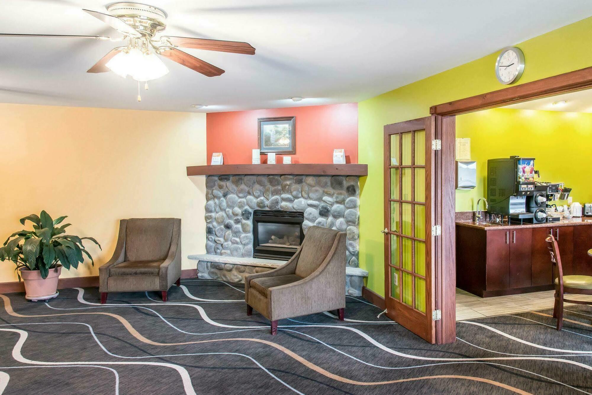 Econo Lodge Inn & Suites Eau Claire Bagian luar foto