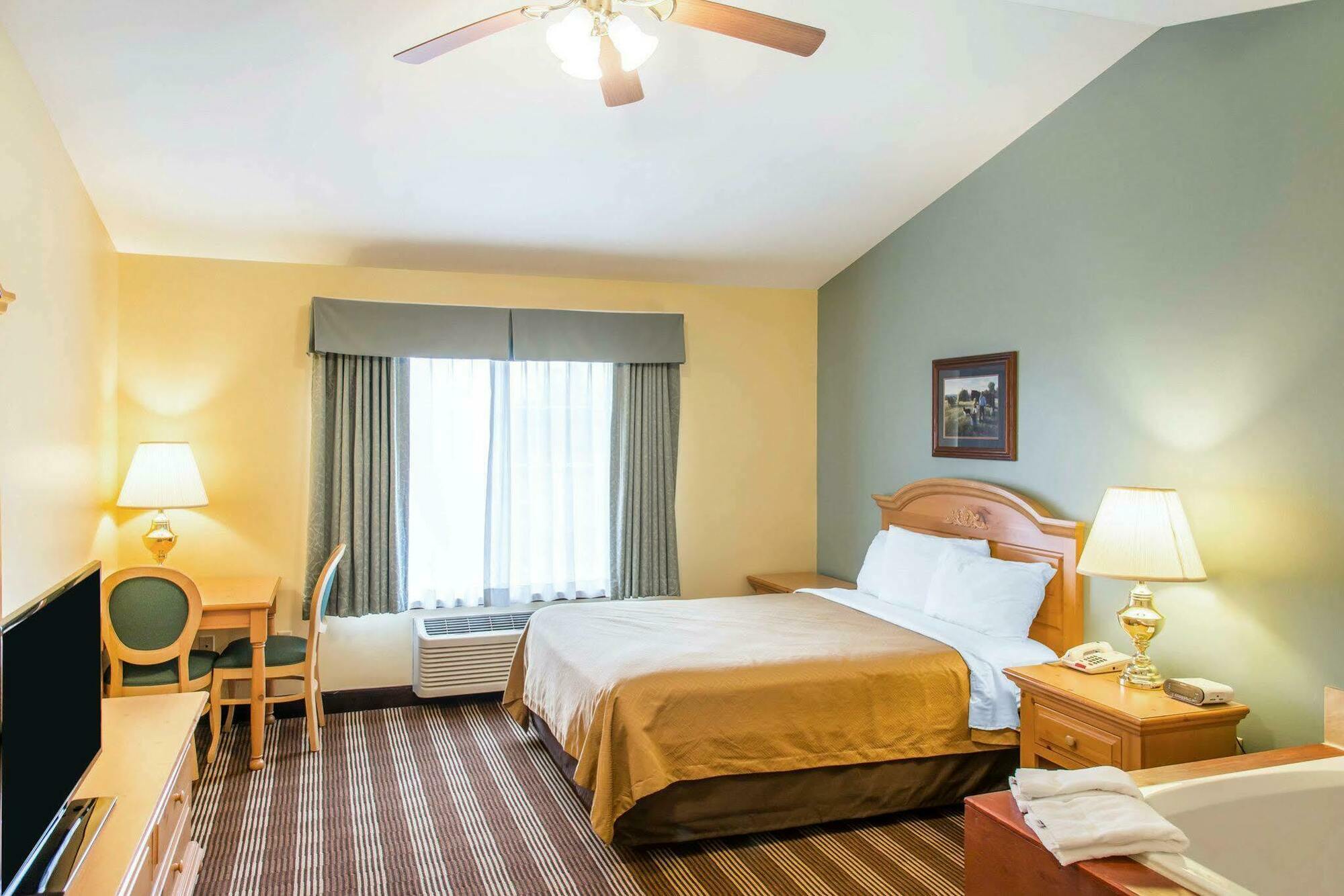 Econo Lodge Inn & Suites Eau Claire Bagian luar foto
